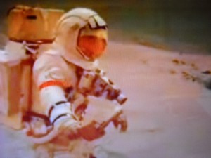 LA FOTO MOSTREREBBE ALDRIN MENTRE CAMMINA SU MARTE