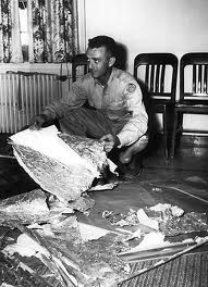 I ROTTAMI DELL'OGGETTO CADUTO NEL 1947 MOSTRATI DA JESSE MARCEL