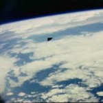 L'OGGETTO FOTOGRAFATO DALLO SHUTTLE COLUMBIA NEL 1986. PER LA NASA,  ERA UNA TEGOLA  DI RIVESTIMENTO STACCATASI DALLA NAVETTA