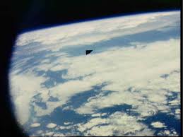 L'OGGETTO FOTOGRAFATO DALLO SHUTTLE COLUMBIA NEL 1986. PER LA NASA, ERA UNA TEGOLA DI RIVESTIMENTO STACCATASI DALLA NAVETTA