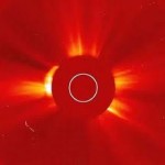 L'IMMAGINE RIPRESA DAL TELESCOPIO SOLARE SOHO, CON IL PRESUNTO "UFO" SULLA SINISTRA