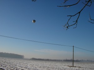 07.01.2006 UFO OBCY ALIEN KTORE ZABRALO PRADFOT. ANDRZEJ WOZNIAK