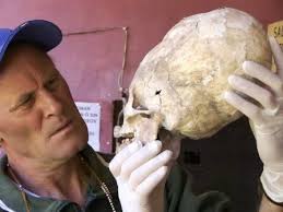 LO SCRITTORE BRIEN FOERSTER CON UN TESCHIO ALLUNGATO DI PARACAS