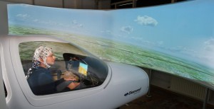 UN VOLONTARIO SIMULA DI PILOTARE CON LA FORZA DEL PENSIERO