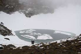IL LAGO ROOPKUND, SULL'HIMALAYA