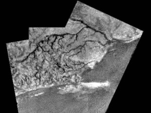 SU TITANO SCORRONO FIUMI DI IDROCARBURI