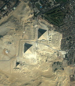 IL COMPLESSO MONUMENTALE DI GIZA DAL SATELLITE