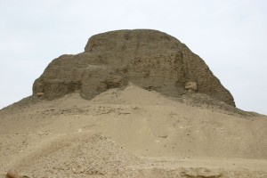 ECCO COSA RESTA DELLA PIRAMIDE DI SESOSTRI II, FARAONE DELLA XII DINASTIA