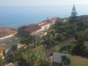 LA VIA DEL MARE: DIETRO LA FERROVIA, DAVANTI LA SPIAGGIA