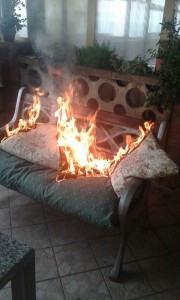 CANNETO DI CARONIA: UNA PANCHINA DI LEGNO VA IN FIAMME