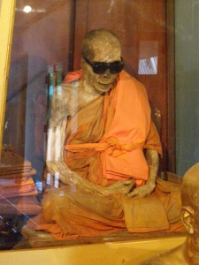 IL CORPO DEL MONACO ESPOSTO IN THAILANDIA