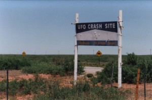 IL CARTELLO CHE RICORDA L'UFO CRASH DI ROSWELL
