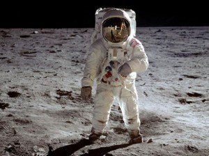 MOLTI RITENGONO UN FALSO LA MISSIONE DI APOLLO 11
