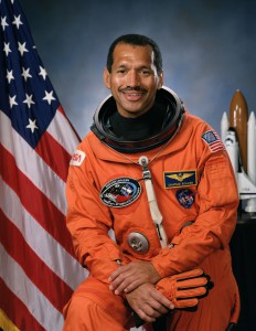 UN GIOVANE CHARLES F. BOLDEN, IN VERSIONE ASTRONAUTA