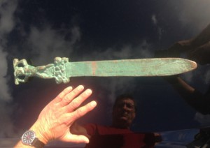 LA SPADA DI BRONZO, RITENUTA UN MANUFATTO ROMANO