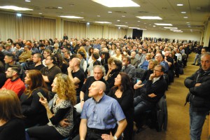 LA SALA AFFOLLATA DI PUBBLICO (foto Isabella Dalla Vecchia)