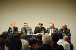 IL TAVOLO DEI RELATORI ALL'INCONTRO DI MILANO (foto Isabella Dalla Vecchia)