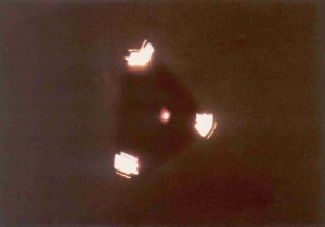 L'UFO TRIANGOLARE AVVISTATO IN BELGIO, SECONDO MOLTI UN FALSO