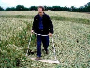 UN CREATORE DI CERCHI NEL GRANO IN AZIONE...