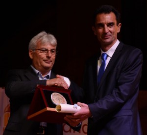 A DESTRA NELL'IMMAGINE, L'ASTROFISICO SALVATORE CAPOZZIELLO