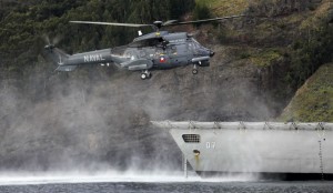 AD EFFETTUARE L'AVVISTAMENTO, UN ELICOTTERO MILITARE SIMILE A QUESTO
