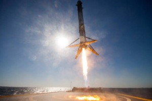 IL FALCON 9 MENTRE RIENTRA SULLA TERRA, CON I RETRORAZZI.