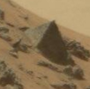 QUALCUNO HA INTERPRETATO QUESTA ROCCIA MARZIANA COME LA PUNTA DI UNA PIRAMIDE