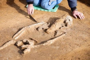LA RAGAZZA ERA SEPPELLITA CON IL VOLTO NELLA TERRA