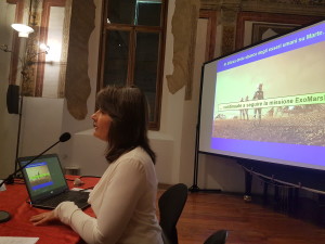 FRANCESCA ESPOSITO MENTRE RISPONDE ALLE DOMANDE DEL PUBBLICO