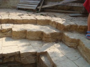 LE PIETRE EMERSE SCAVANDO NELLA "PIRAMIDE DELLA LUNA"