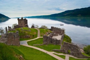 IL LAGO DI LOCH NESS VISTO DAL CASTELLO DI URQUHART