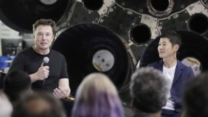 ELON MUSK IN CONFERENZA STAMPA PRESENTA IL PRIMO PASSEGGERO
