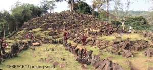 LA VETTA DI GUNUNG PADANG RICOPERTA DI PILASTRI IN BASALTO