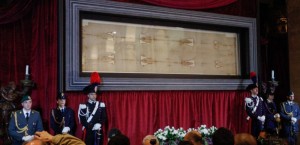 L'OSTENSIONE DELLA SINDONE NEL DUOMO DI TORINO