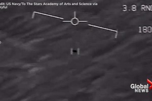 UNO STRANO OGGETTO FILMATO DAI PILOTI DALLA MARINA AMERICANA NEL 2015