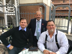LUIS ELIZONDO, A DESTRA, INSIEME A TOM DELONGE E VlLADIMIRO BIBOLOTTI (AL CENTRO)