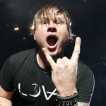 UN GIOVANE DELONGE SUL PALCO