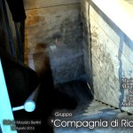 SUL MURO, SI INTRAVEDE LA TESTA DI UN UOMO