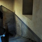 SUL MURO, APPARE UNA TESTA UMANA