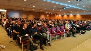 LA SALA AFFOLLATA DEL MEETING "FIGLI DELLE STELLE" 