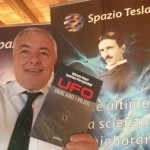 ALBERTO NEGRI IN POSA CON IL LIBRO