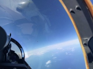 UN OGGETTO VISTO DALL'ABITACOLO DI UN JET MILITARE