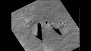 L'ANOMALIA LUNARE CONSIDERATA UN ARTEFATTO