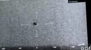 UN VELIVOLO RIPRESO MENTRE SI IMMERGE E SPARISCE IN MARE IN UN VIDEO DEL PENTAGONO