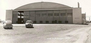 UNA FOTO D'EPOCA, CON UN HANGAR DELLA BASE DI ROSWELL