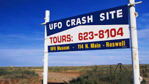 IL CARTELLO INDICA IL LUOGO DELLO SCHIANTO DI ROSWELL