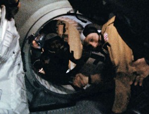 LA STOREICA STRETTA DI MANO NELLO SPAZIO TRA IL RUSSO LEONOV E L'AMERICANO STAFFORD