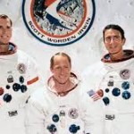 L'EQUIPAGGIO DI APOLLO 15: AL CENTRO, IL PILOTA AL WORDEN