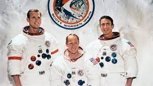 L'EQUIPAGGIO DI APOLLO 15: AL CENTRO, IL PILOTA AL WORDEN